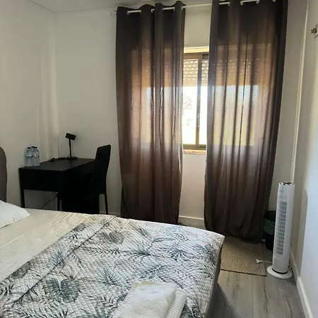 Spacious Bedroom In A Modern T3 Costa da Caparica